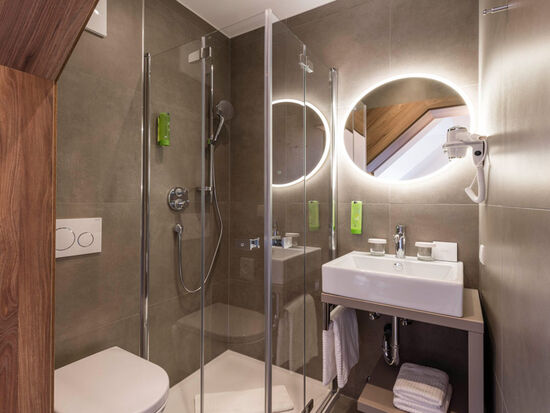Bathroom with shower in the Panorama Double Room of Hotel Zach in Innsbruck
