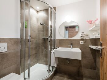 Bathroom with shower in the family room in the Hotel Zach