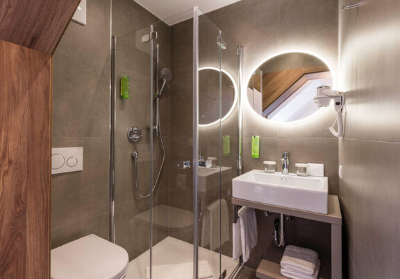 Bathroom with shower in the Panorama Double Room of Hotel Zach in Innsbruck