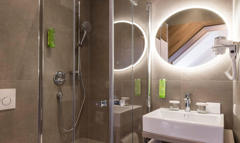 Detailed view of the bathroom of the suite with panorama in the hotel: shower, washbasin, toilet