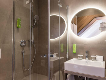 Detailed view of the bathroom of the suite with panorama in the hotel: shower, washbasin, toilet