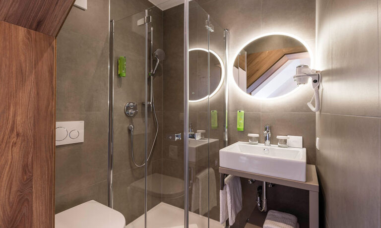 Bathroom with shower in the Panorama Double Room of Hotel Zach in Innsbruck