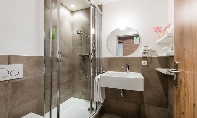 Bathroom with shower in the family room in the Hotel Zach