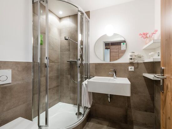 Bathroom with shower in the family room in the Hotel Zach